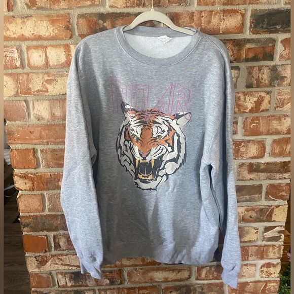 lane seven Tops - Lane 7 tiger graphic sweatshirt